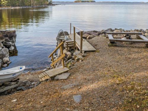 un quai et un bateau sur la rive d'un lac dans l'établissement Holiday Home Kainaloranta by Interhome, à Kolinkylä