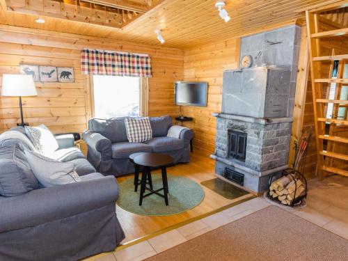 sala de estar con sofá y chimenea en Holiday Home Karjalan heili 17 by Interhome, en Kolinkylä