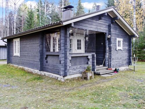 Cette petite maison en bois dispose d'une terrasse couverte. dans l'établissement Holiday Home Maunonlahti by Interhome, à Hattusaari