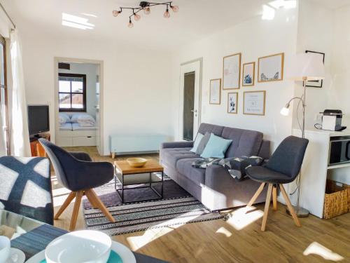 DittishausenにあるHoliday Home Nest by Interhomeのソファと椅子2脚のあるリビングルーム