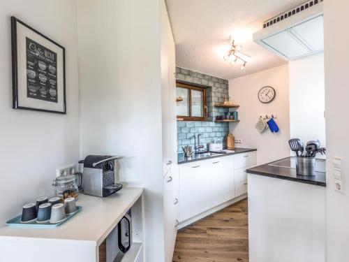 DittishausenにあるHoliday Home Nest by Interhomeの白いキャビネットとカウンタートップを備えたキッチン