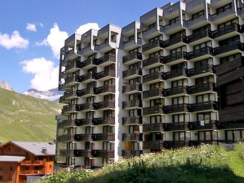un grand bâtiment avec des balcons sur le côté dans l'établissement Apartment Platières-23 by Interhome, à Tignes