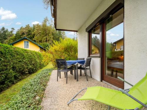 un patio con tavolo, sedie e finestra di Apartment Kitzelberg by Interhome a Srejach