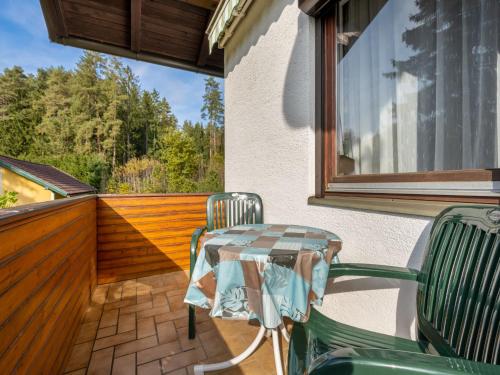 eine Terrasse mit einem Tisch und Stühlen auf dem Balkon in der Unterkunft Apartment Seerain by Interhome in Srejach