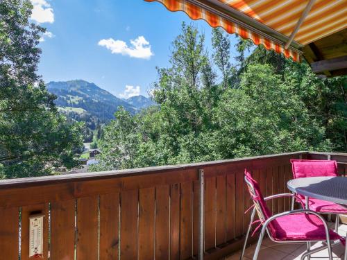 eine Terrasse mit Stühlen und einem Tisch auf einer Terrasse in der Unterkunft Apartment Belmi by Interhome in Zweisimmen