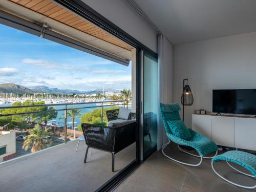 um quarto com uma varanda com vista para a água em Apartment Portobello Sea Views by Interhome em Port d'Alcudia