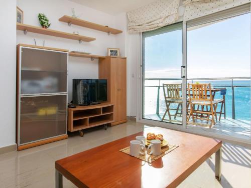 een woonkamer met uitzicht op de oceaan bij Apartment Gala I-2 by Interhome in Miami Platja