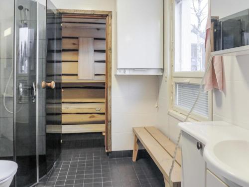 ein kleines Badezimmer mit Dusche und Waschbecken in der Unterkunft Holiday Home Huitsin nevada by Interhome in Kangosjärvi