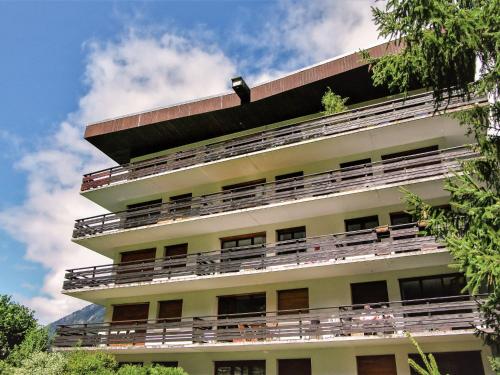 un bâtiment avec des balcons sur le côté dans l'établissement Apartment Le Bois du Bouchet-7 by Interhome, à Chamonix-Mont-Blanc
