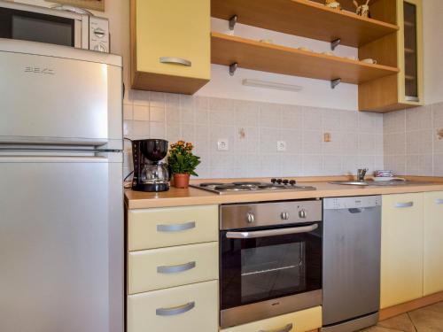 Kitchen o kitchenette sa Apartment Angelina-1 by Interhome