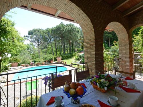 una mesa con un bol de fruta en la parte superior de un balcón en Villa La Goccia by Interhome, en Piegaro