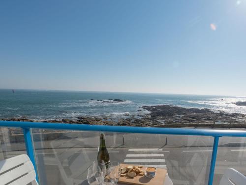 - un balcon avec vue sur l'océan et une bouteille de vin dans l'établissement Apartment Hoédic by Interhome, à Quiberon