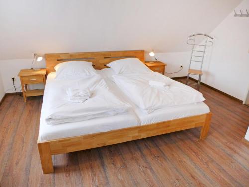 una camera da letto con un letto con lenzuola bianche e una scala di Holiday Home Reuse by Interhome a Norddeich