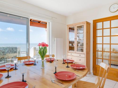 une salle à manger avec une table avec vue sur l'océan dans l'établissement Holiday Home La Grande Côte by Interhome, à La Palud