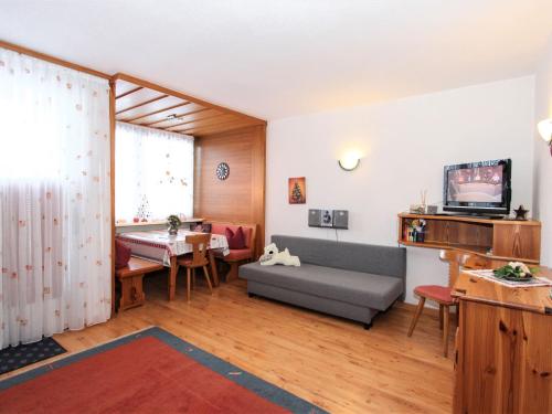 un soggiorno con divano e tavolo di Apartment Alpenland-21 by Interhome a Seefeld in Tirol
