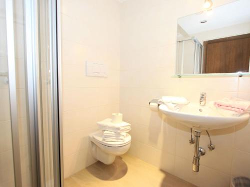 Bilik mandi di Apartment Römerhof-1 by Interhome