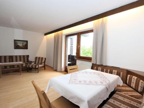Ruang duduk di Apartment Römerhof-1 by Interhome