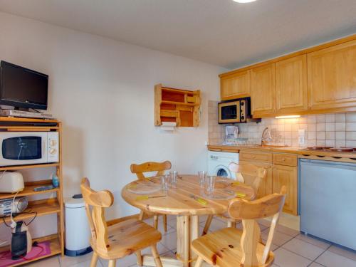 une cuisine avec une table et des chaises dans une cuisine dans l'établissement Apartment Aiguille du midi by Interhome, à Saint-Gervais-les-Bains