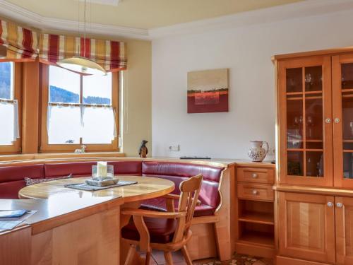 kuchnia ze stołem, krzesłami i kanapą w obiekcie Holiday Home Ennstal by Interhome w mieście Radstadt