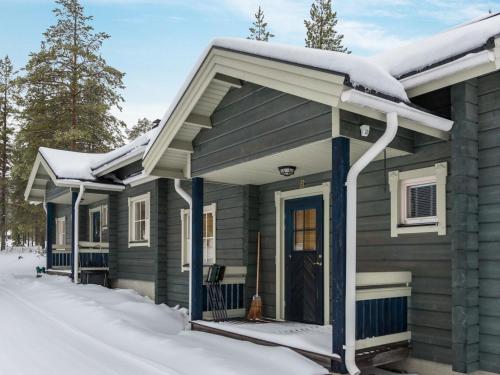 une maison avec de la neige sur le toit dans l'établissement Holiday Home Ylläskaira a by Interhome, à Äkäslompolo