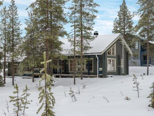 une cabine dans les bois dans la neige dans l'établissement Holiday Home Ylläskaira a by Interhome, à Äkäslompolo
