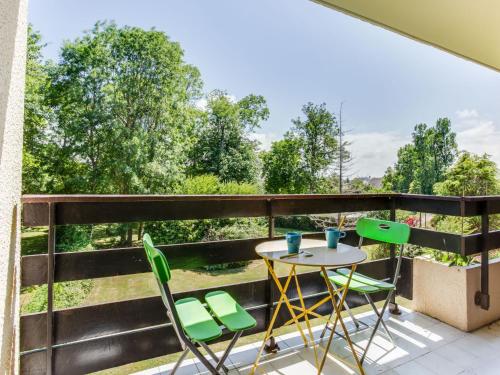 un patio avec une table et des chaises sur un balcon dans l'établissement Apartment Le Sporting-15 by Interhome, à Cabourg