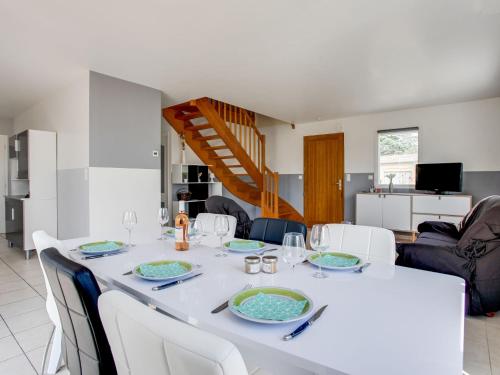 キブロンにあるHoliday Home Maison de Kerfilly by Interhomeのダイニングルーム(白いテーブル、白い椅子付)