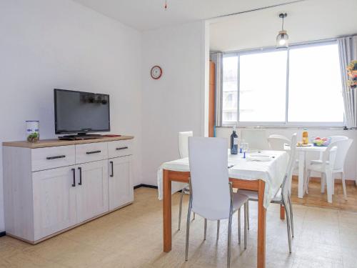 comedor con mesa y TV en un armario en Apartment Les Capounades-4 by Interhome, en Narbonne-Plage