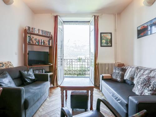 un salon avec un canapé et une télévision dans l'établissement Apartment La Résidence by Interhome, à Saint-Gervais-les-Bains