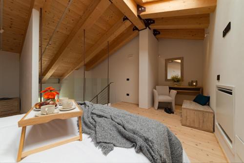 Tenuta Grimaldi Wine Resort في ماتيليكا: غرفة نوم بسرير وطاولة في غرفة