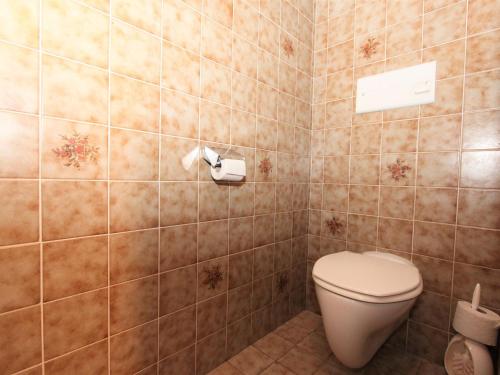 Bilik mandi di Apartment Römerhof-3 by Interhome