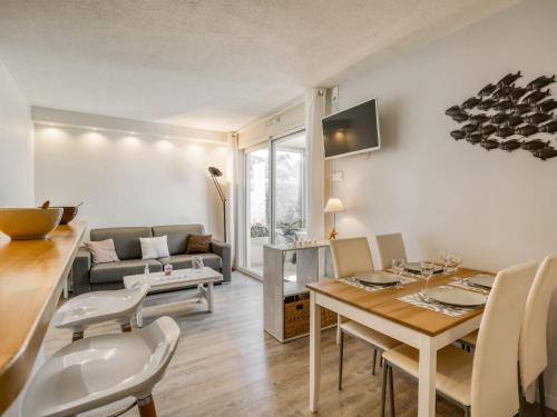 un salon avec une table et un canapé dans l'établissement Apartment Port Arcachon-1 by Interhome, à Arcachon