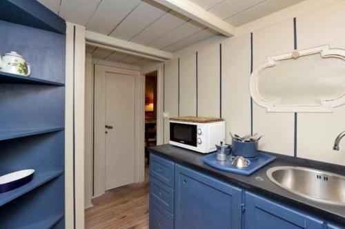 Kuchyňa alebo kuchynka v ubytovaní Studio Apt In Rome City Centre Via Gregoriana by Halldis