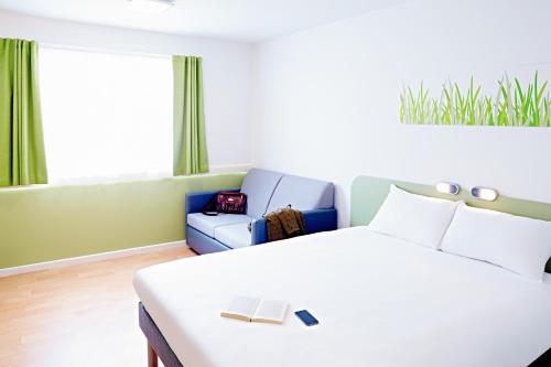 1 dormitorio con 1 cama y 1 sofá en Warrington Motel, J20 M6 Lymm Services, en Warrington