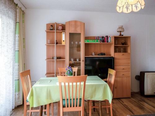 Reštaurácia alebo iné gastronomické zariadenie v ubytovaní Apartment Hecht by Interhome