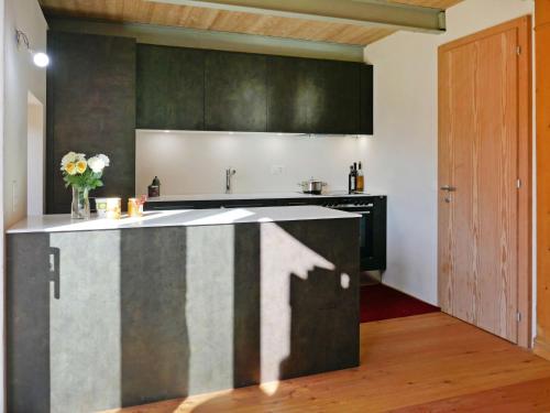 une cuisine avec un comptoir noir et blanc dans l'établissement Holiday Home Rustico Andrea by Interhome, à Acquarossa