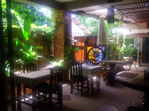 A restaurant or other place to eat at Baitong Homestay