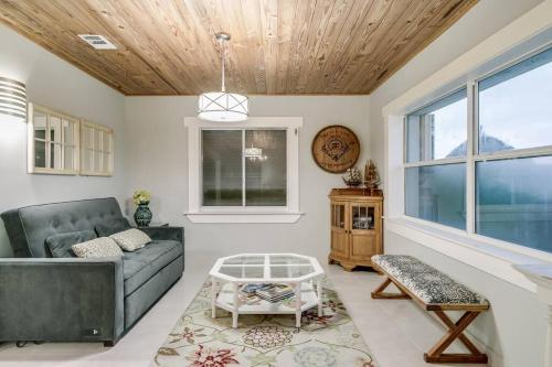Posezení v ubytování Oceanfront Elegance - Luxurious 6BR Beach House with Hot tub & spacious Balcony and Breathtaking Views!