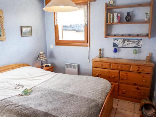 une chambre avec un lit, une commode et une fenêtre dans l'établissement Apartment L'Espace Montagne-15 by Interhome, à Chamonix-Mont-Blanc