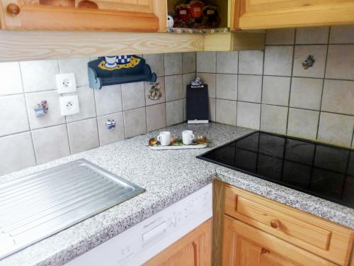- un comptoir de cuisine avec un évier et un comptoir dans l'établissement Apartment L'Espace Montagne-15 by Interhome, à Chamonix-Mont-Blanc