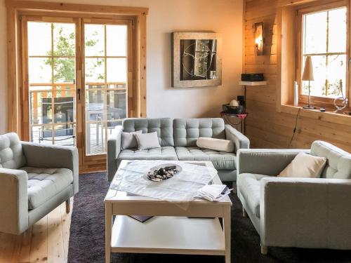 un salon avec des canapés et une table basse dans l'établissement Chalet Almhaus Galisch by Interhome, à Sirnitz-Sonnseite