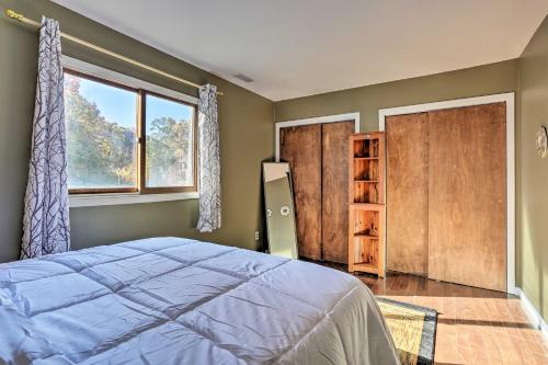 um quarto com uma cama grande e uma janela em Vernon Township Condo Less Than 1 Mi to Ski Lifts, Golfing em Vernon Township