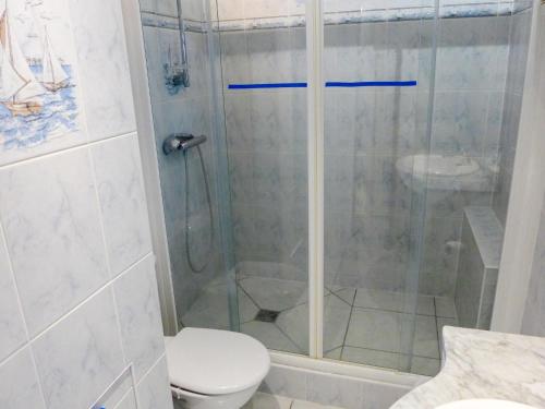 une salle de bain avec une douche avec des toilettes et un lavabo dans l'établissement Apartment Le Capricorne by Interhome, à Cabourg