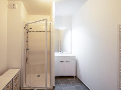 une salle de bain avec douche et lavabo dans l'établissement Apartment Les Cavaliers by Interhome, à Cabourg