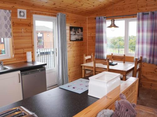 Kuchyň nebo kuchyňský kout v ubytování Chalet Osprey Lodge by Interhome