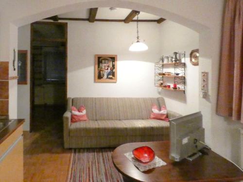 uma sala de estar com um sofá e uma mesa em Apartment Am Hohen Bogen-24 by Interhome em Arrach