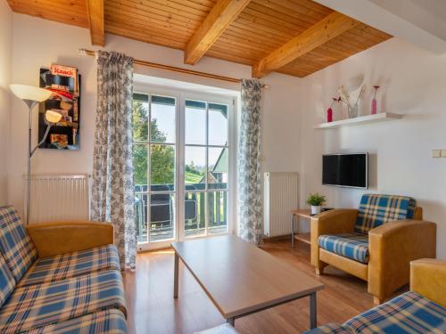 un soggiorno con un divano e un tavolo di Holiday Home Holiday Hill 58 by Interhome a Lauterwasser