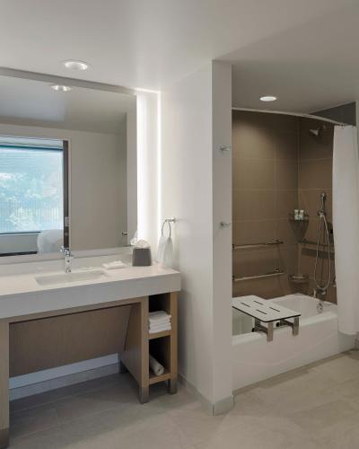 Koupelna v ubytování Hyatt House Columbus OSU Short North