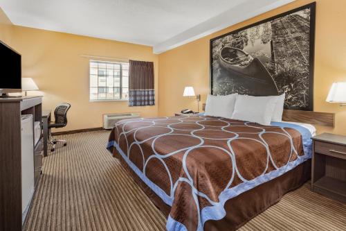 Postel nebo postele na pokoji v ubytování Super 8 by Wyndham Fort Dodge IA