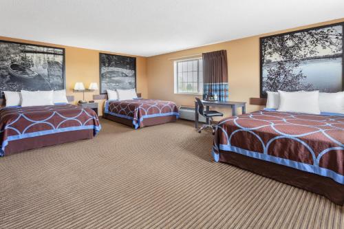 Postel nebo postele na pokoji v ubytování Super 8 by Wyndham Fort Dodge IA